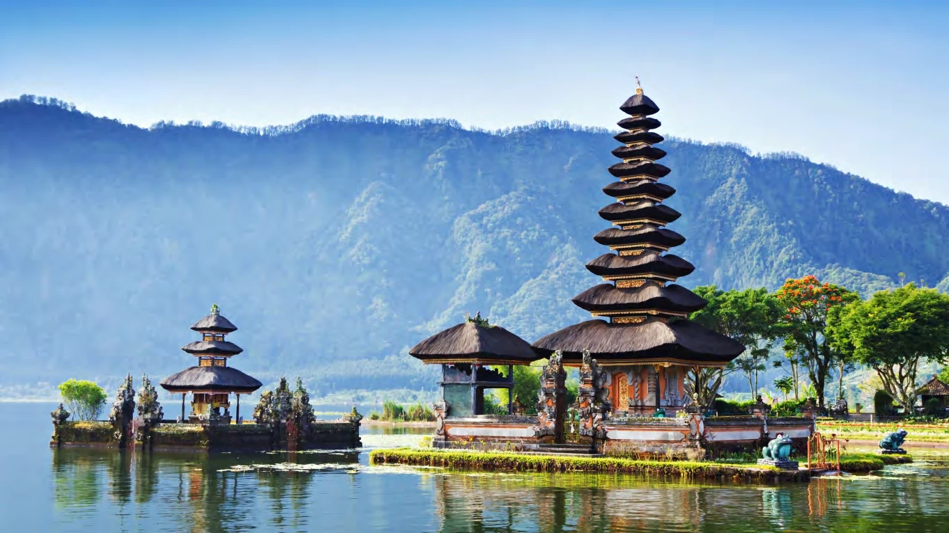 El templo Ulun Danu Beratan sobre el lago Bratan, con las montañas del centro de Bali detrás