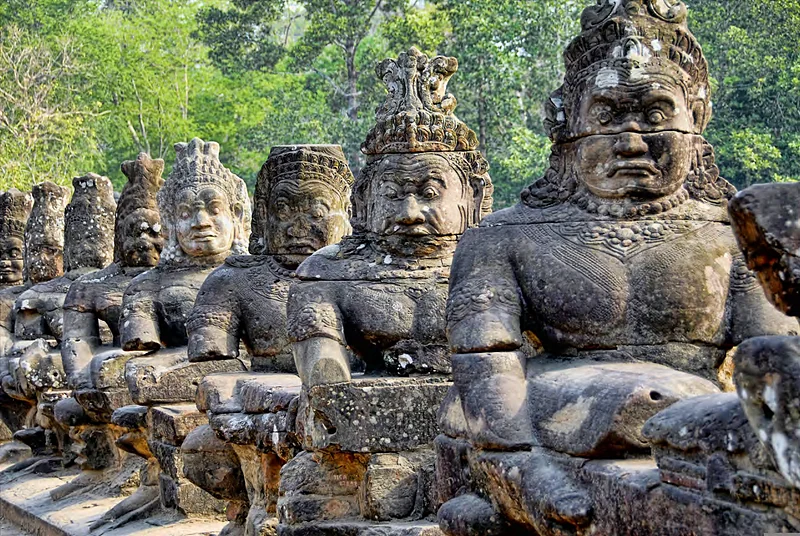 Gigantes de piedra en el puente de entrada a Angkor Thom