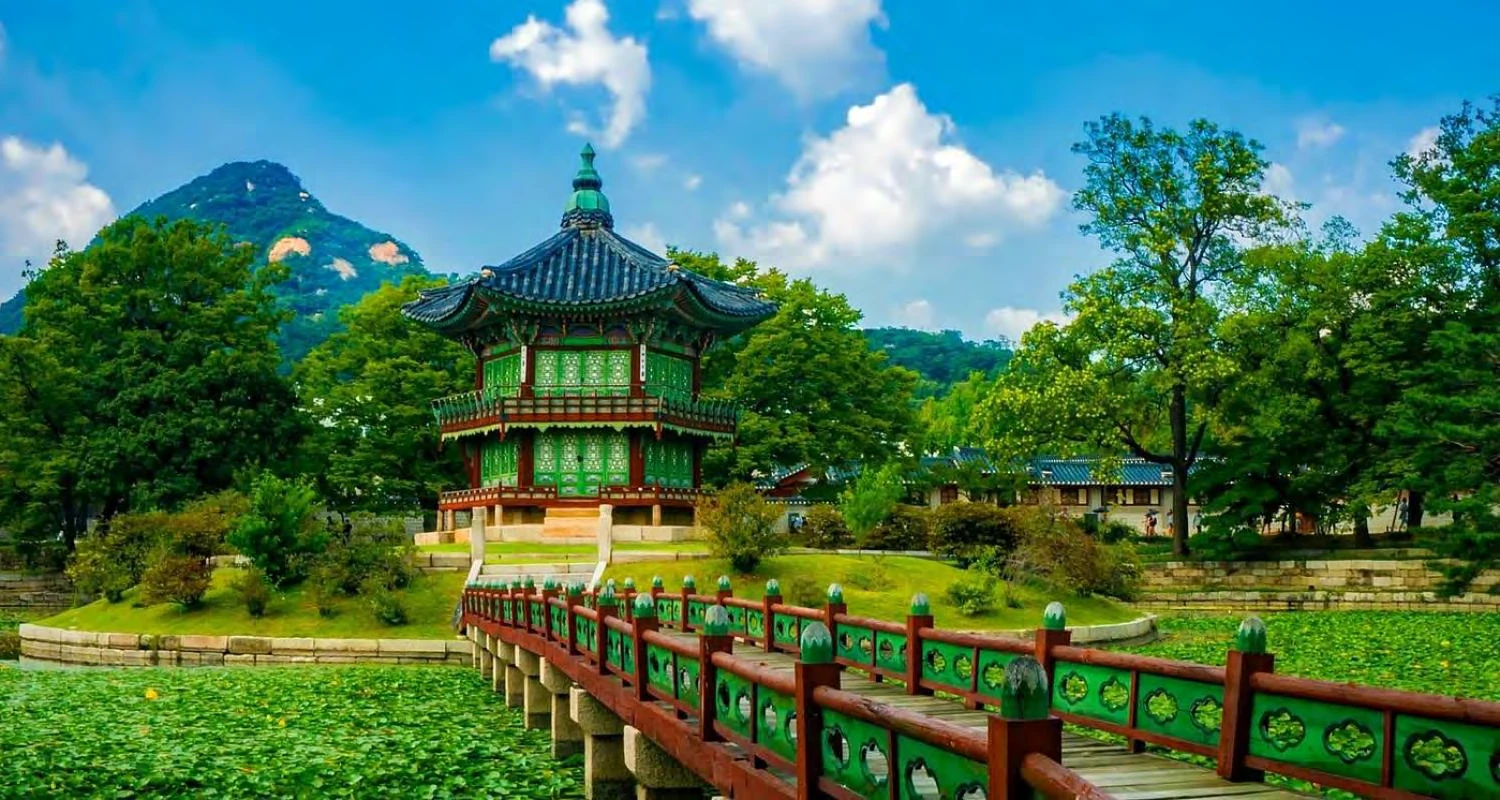 El pabellón Hyangwonjeong y su puente de madera en el palacio Gyeongbokgung
