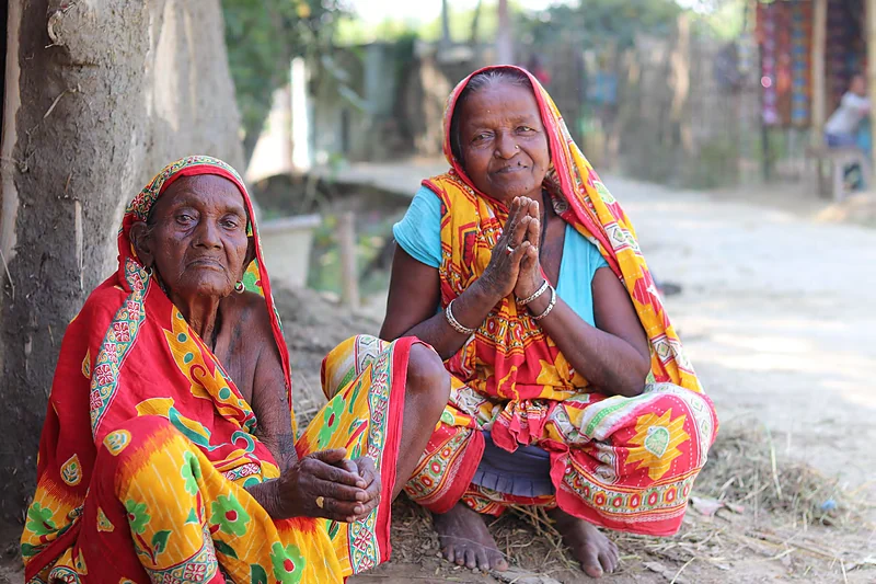 Mujeres con saris de colores en un pueblo de la India