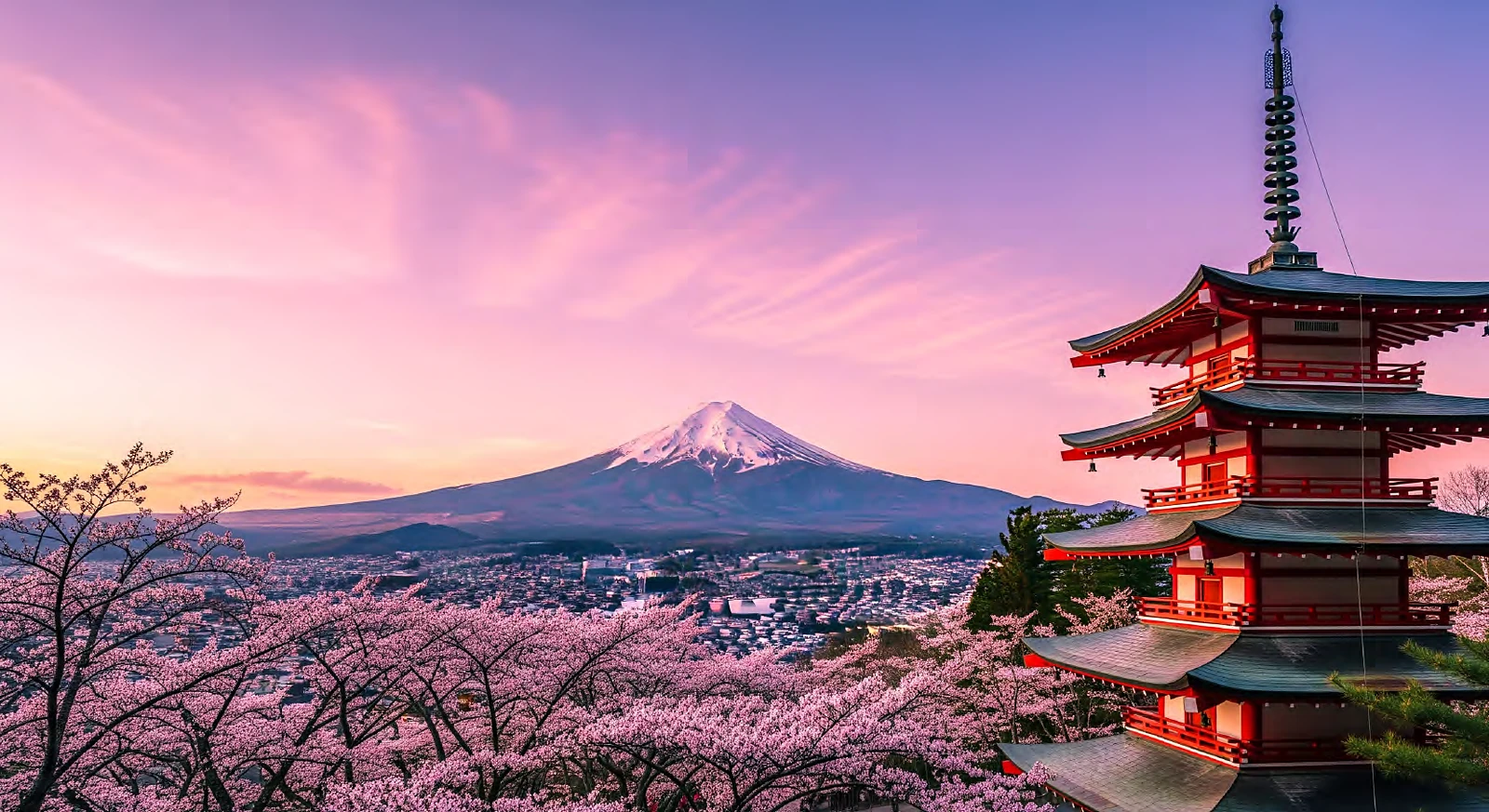 El monte Fuji nevado y la pagoda Chureito entre cerezos en flor, al atardecer
