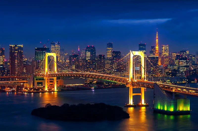 El Rainbow Bridge iluminado sobre la bahía de Tokio