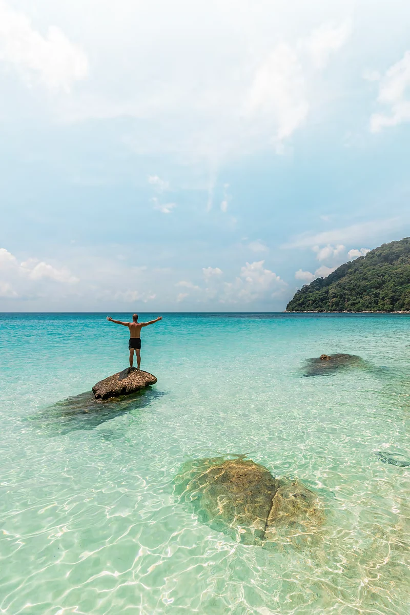 Playa de agua turquesa en Malasia