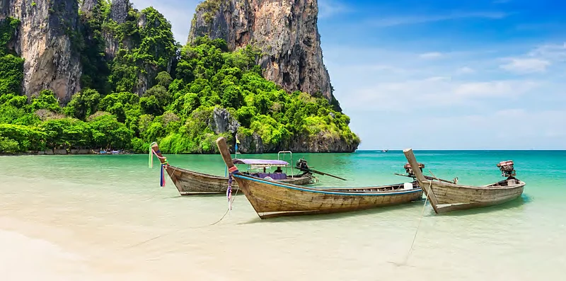 Botes de cola larga en una playa de Krabi