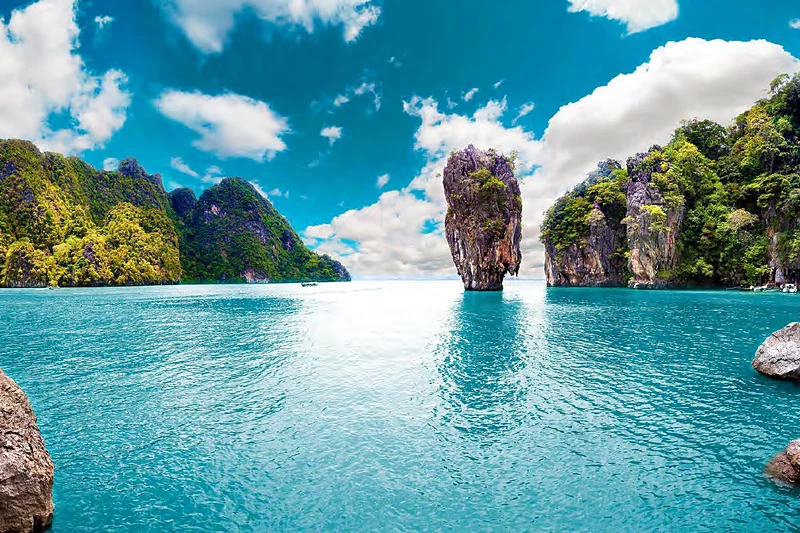 Islotes de piedra caliza sobre agua turquesa en la bahía de Phang Nga, Tailandia