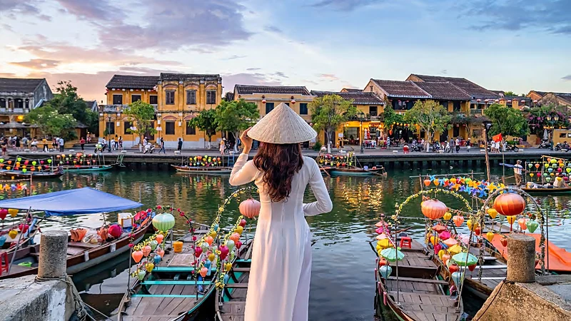 Botes con farolillos en el río de Hoi An