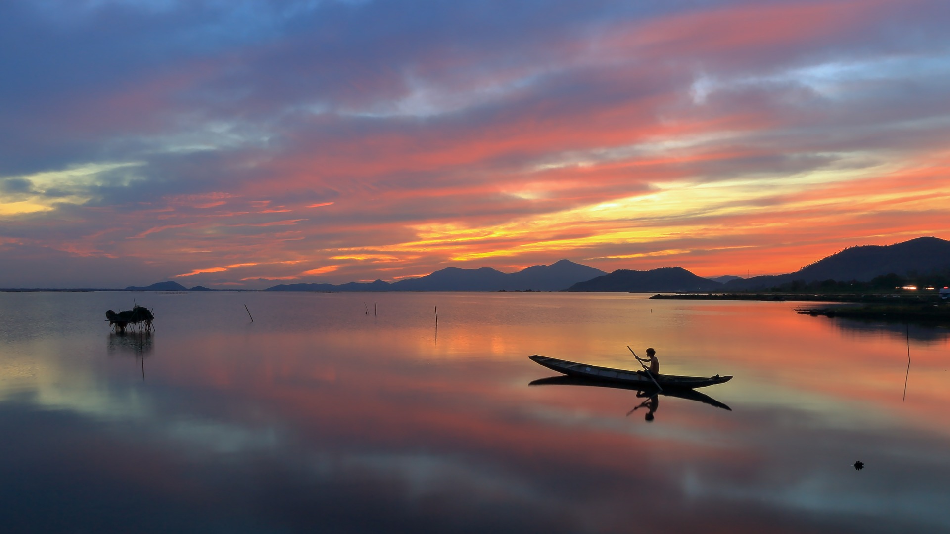 Atardecer sobre el agua